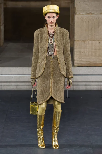 Look 15